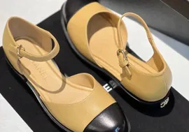 Кожаные бежевые туфли Chanel Mary Janes