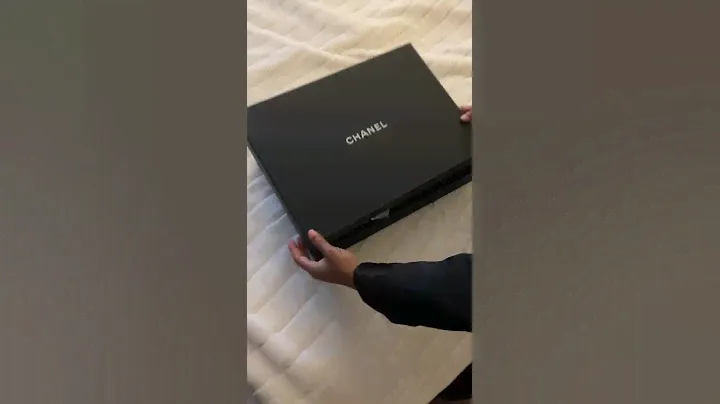 Unboxing Chanel O’Case (Large)